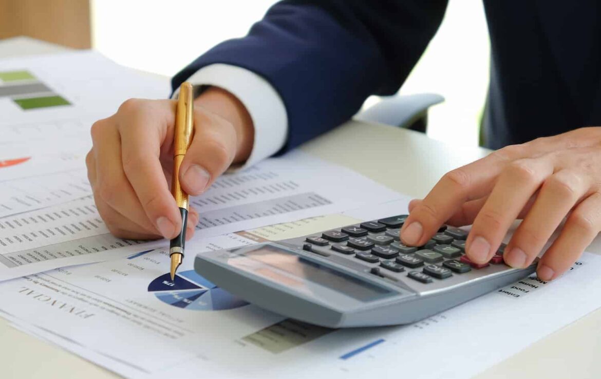 analysts-use-calculators-and-pointe2rs-on-graphs-to-2021-08-27-15-52-18-utc